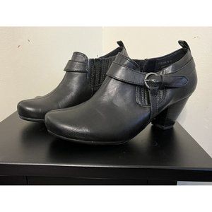 Baretraps Women’s Clive Black Ankle Buckle Boots Size 6